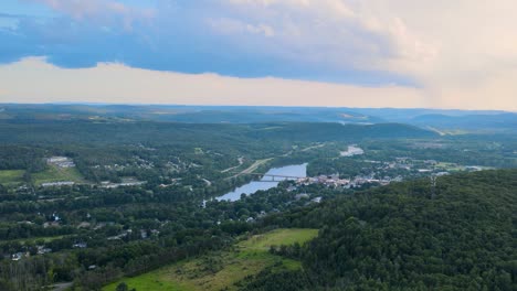 drone panorámico filmado sobre las colinas de owego nueva york en el valle revelando el río susquehanna