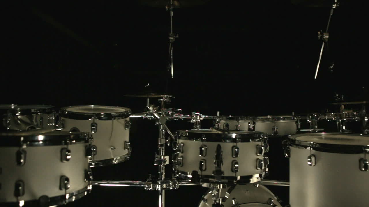 Attrezzatura per batteria in studio buio. Strumenti per batteria. Kit di batteria musicale. Strumenti a percussione.