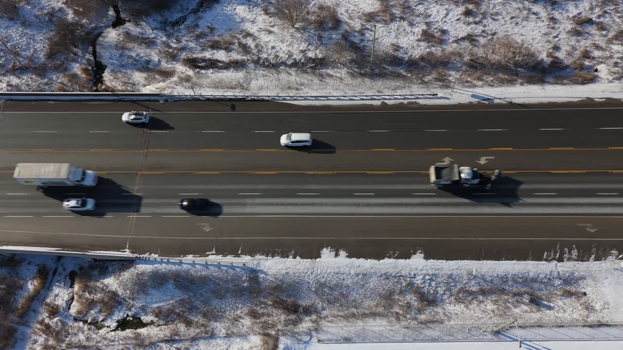 캐나다의 겨울 동안 눈으로 인 풍경으로 둘러싸인 고속도로, 공중 슬라이딩.