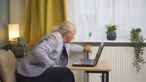 el viejo tiene frío y está tocando el calentador.
