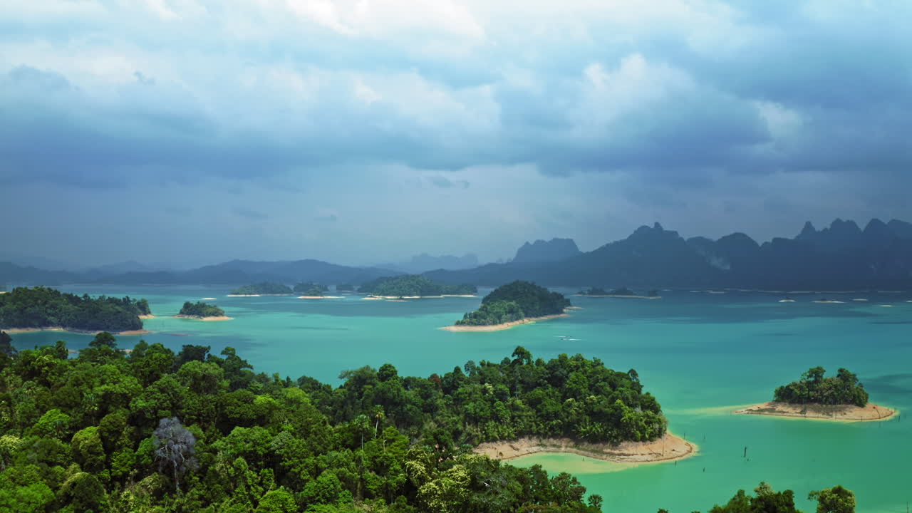 drone che sorvola la bellissima foresta tropicale, inclinandosi sul promontorio, aereo