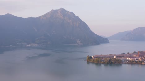 Wunderbare-Luftaufnahme-Des-Lovere-hafens,-Iseo-seepanorama,-Lombardei-Italien