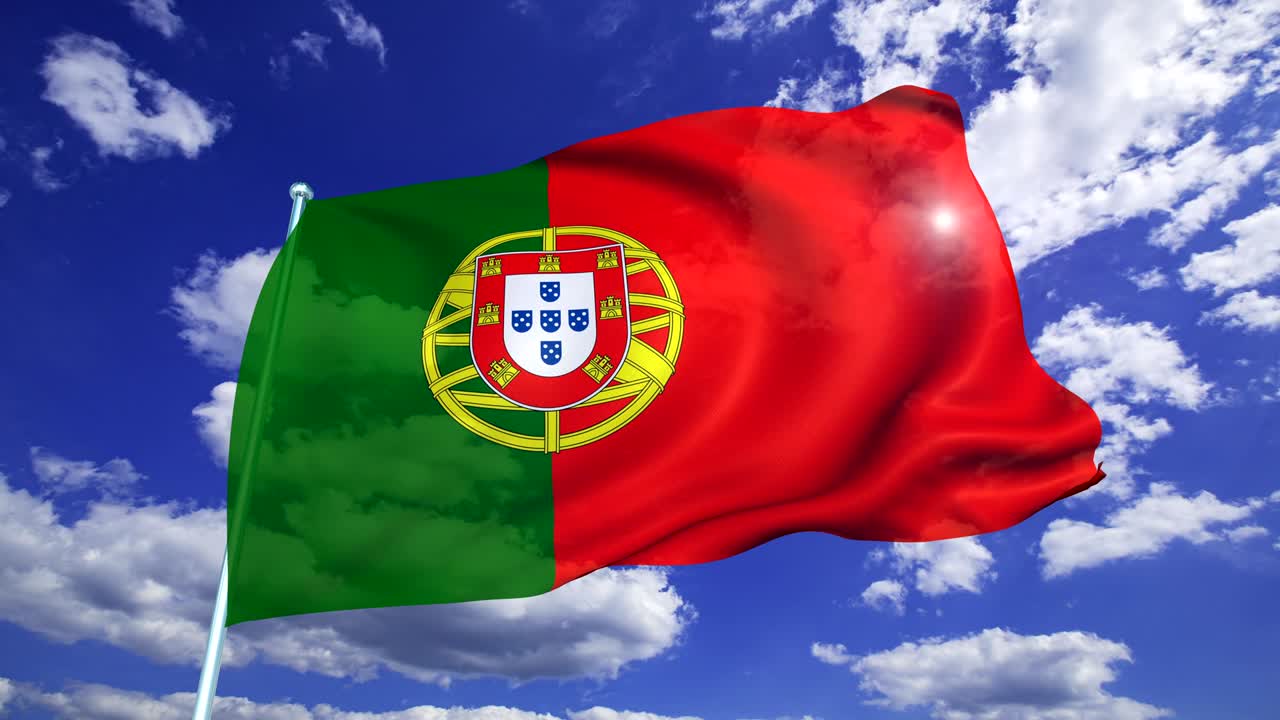 ポルトガルの国旗は雲の空を背景に織物の構造で (ループ可能な)