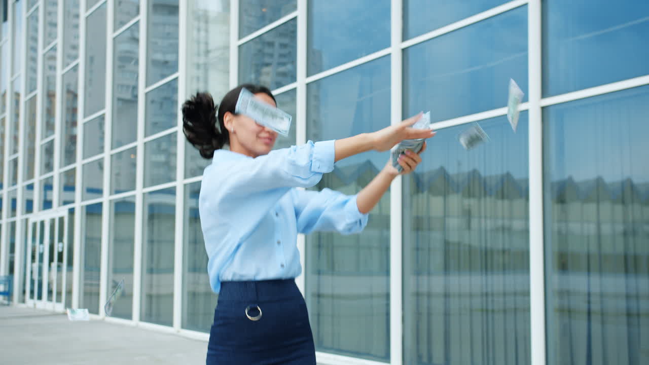 돈으로 성공을 축하하는 여자