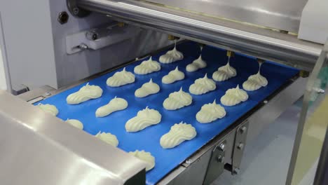 Cakes-on-automatic-conveyor-belt-,-process-of-baking-in-confectionery-factory.