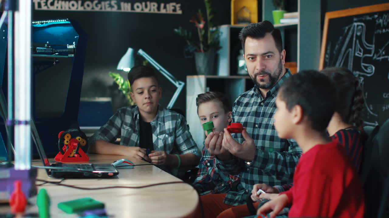 Teacher teaching children about 3D printing