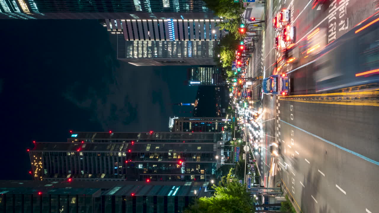 tráfico nocturno ocupado timelapse en el centro de la ciudad de seúl con vista de la torre namsan - vertical