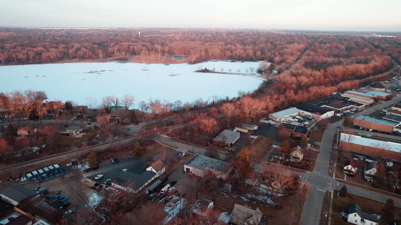 drone aéreo disparado sobre el lago minear congelado invierno desde libertyville, illinois, estados unidos puesta de sol aérea 4k