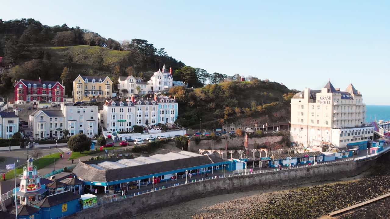 웨일즈 주 랜두드노의 언덕에 있는 흰색 테라스 하우스의 공중 전망