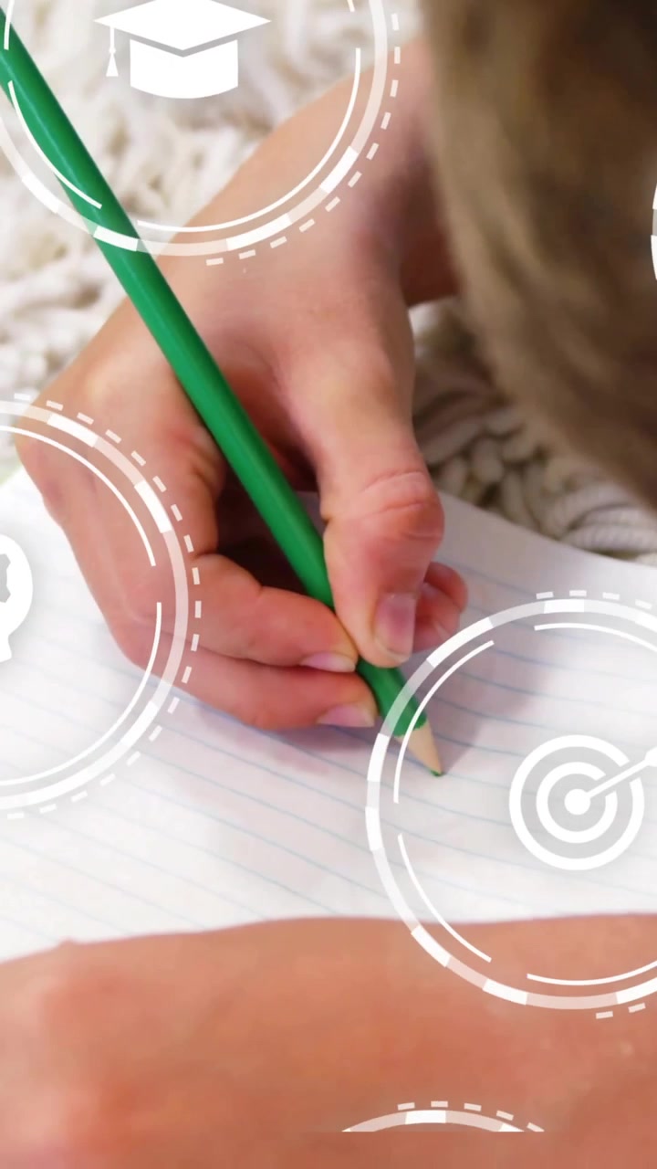 Animazione di icone multimediali su scolaro caucasico che scrive