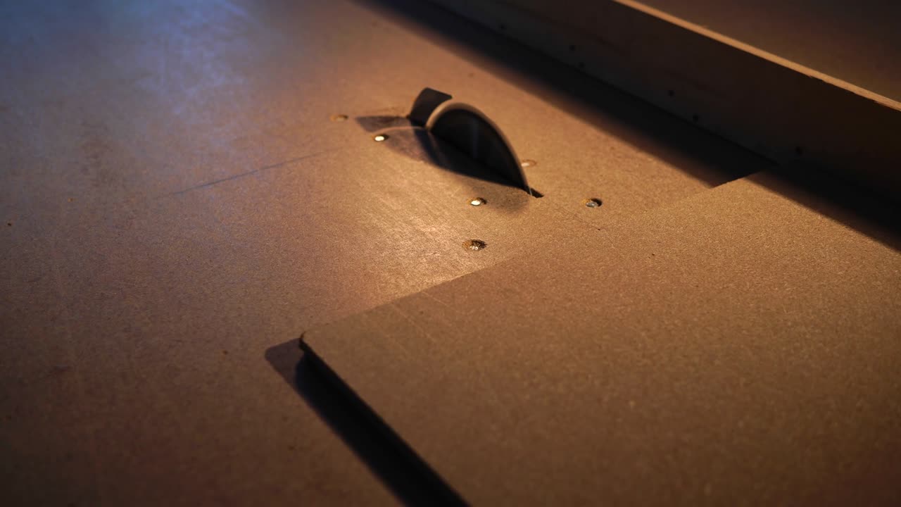 목수 는 작업실 에서 정지 된 원형 도자기 를 사용 하여 가구 를 조각 하고 있다