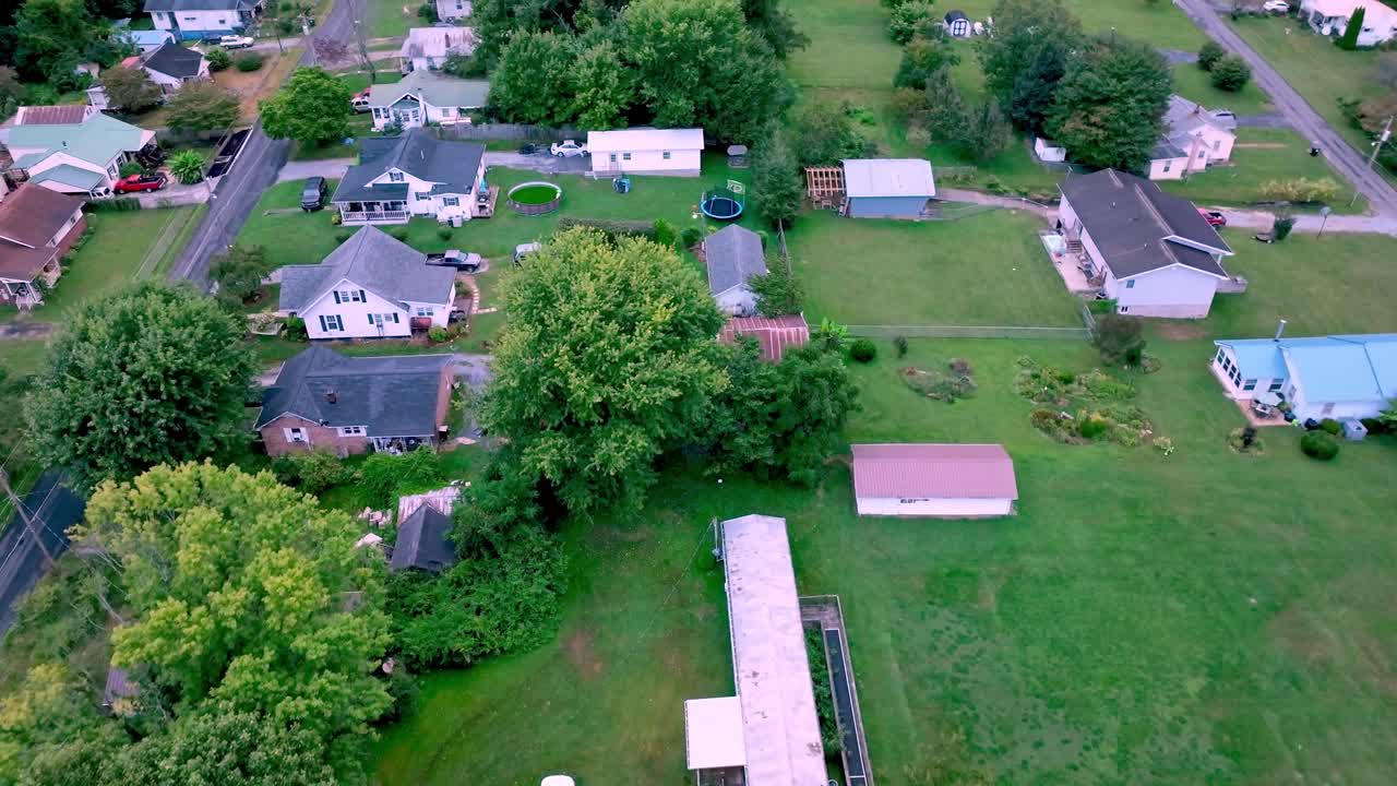 lento arial empujar sobre las casas y casas móviles en elizabethton tennessee