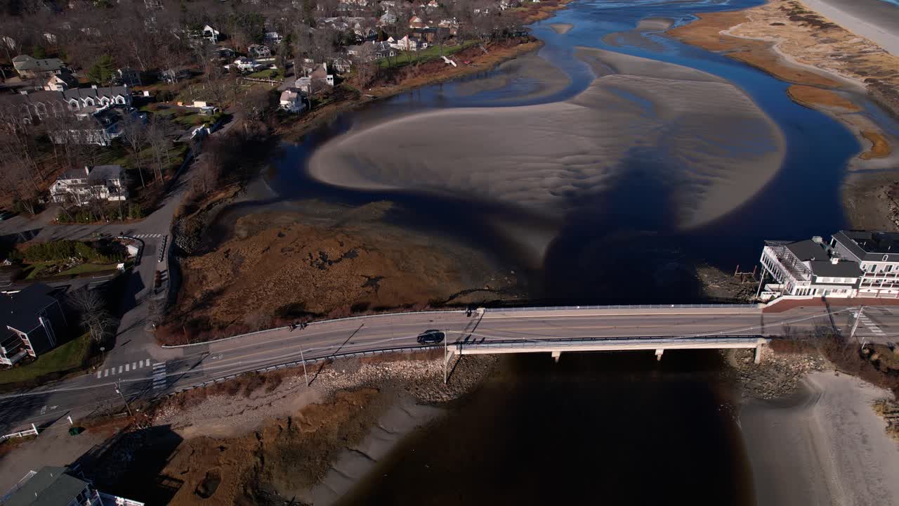 Condomini e ponte su un fiume costiero che porta alla spiaggia di Ogunquit nel Maine meridionale.