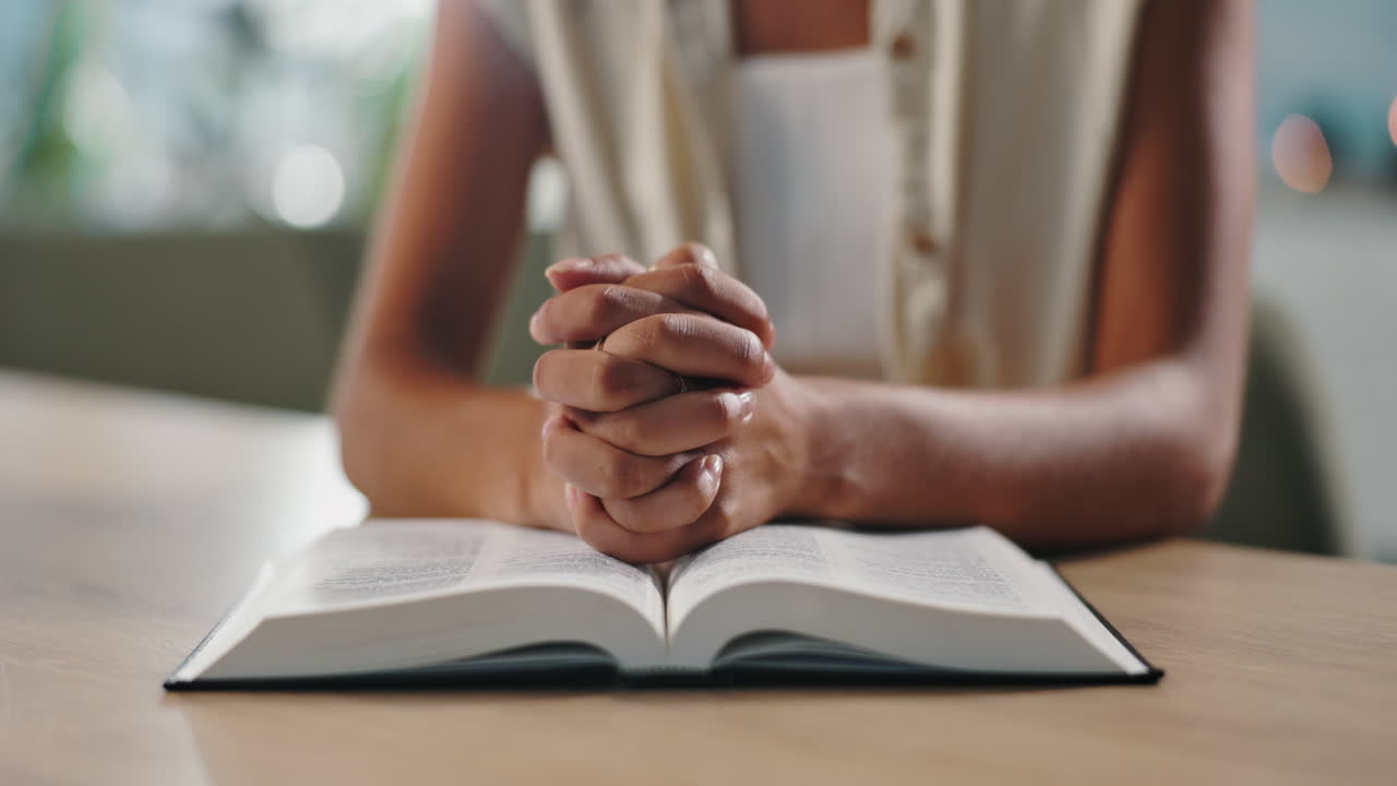 Donna che Prega con la Bibbia