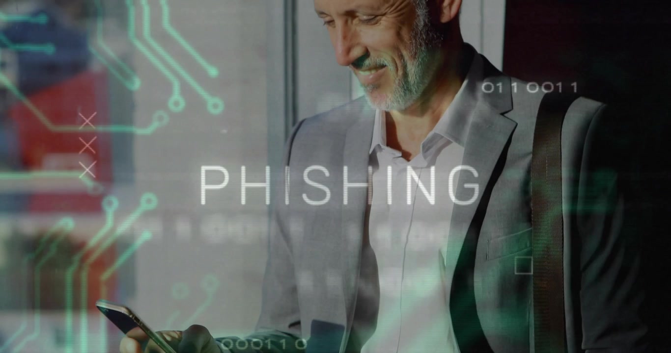 Uomo d'affari che tocca lo smartphone vicino alla finestra mentre la grafica di allerta di cybersecurity PHISHING si intensifica
