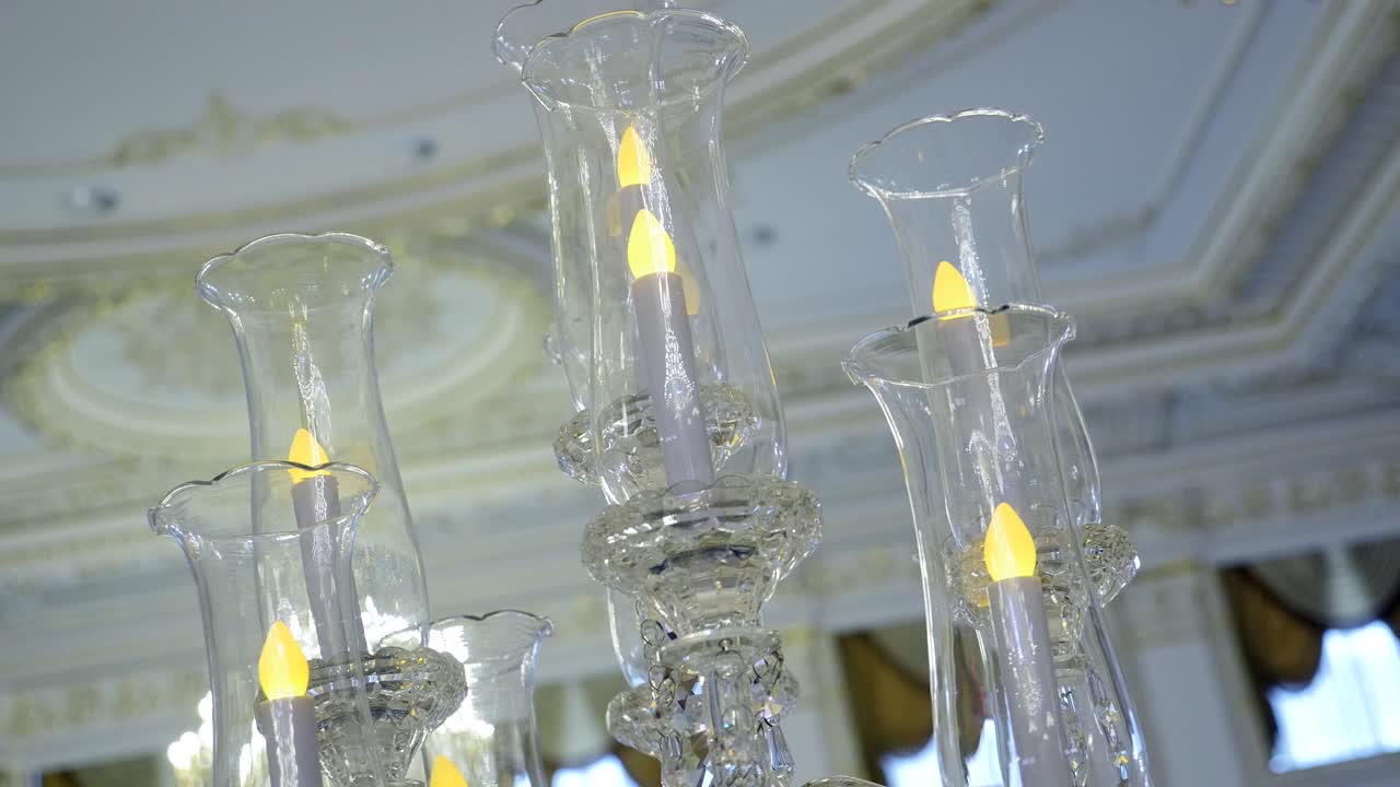 접시, 칼과 포크, 불, 모스, 초록색과 으로 장식 된 결혼 테이블