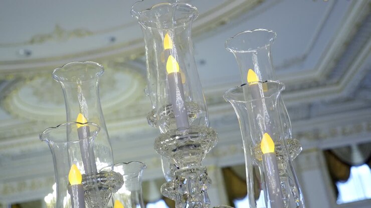 tavolo da matrimonio decorato con piatti, coltelli e forchette, candela, muschio, verdura e pane