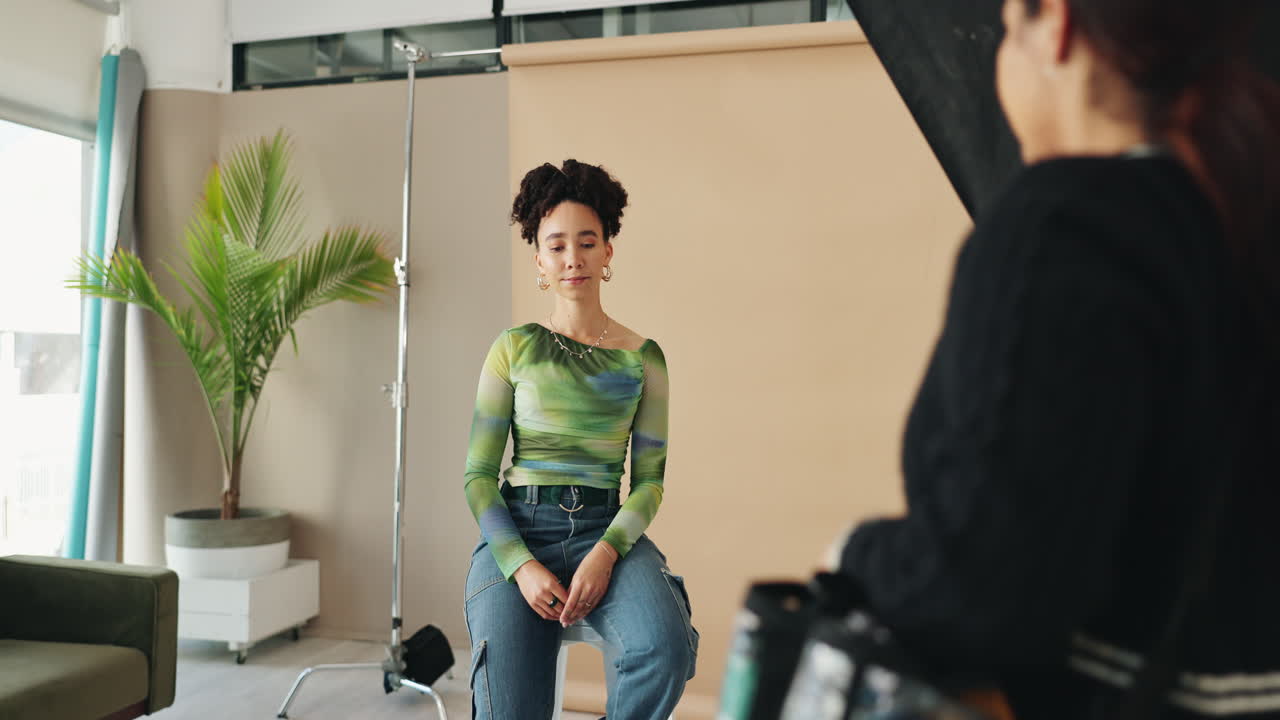 sesión de fotos con un modelo y maquillador