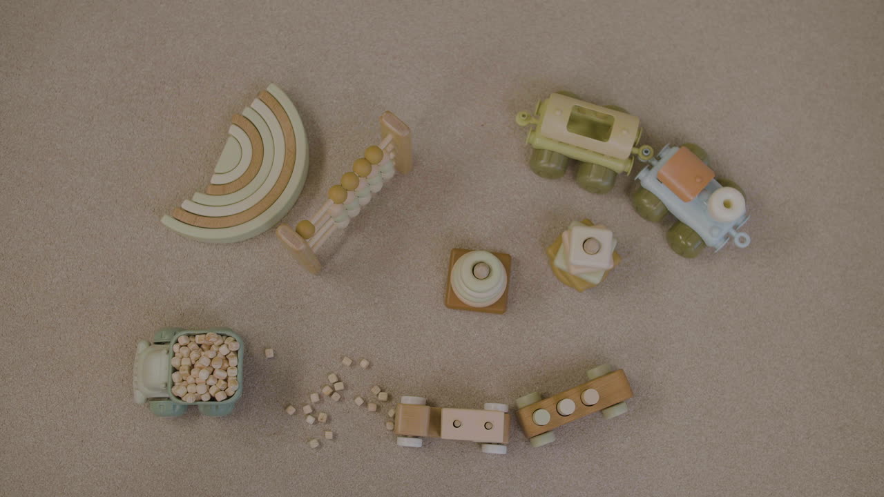 juguetes ecológicos en el suelo