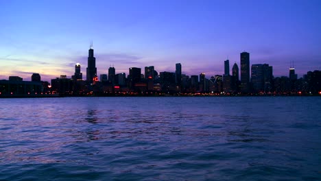el horizonte de la ciudad de chicago en el crepúsculo 3