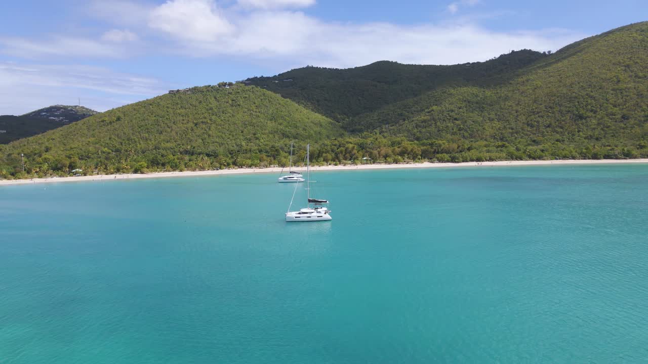 미국 햇볕이 잘 드는 세인트 토마스 섬의 해안선에서 범선을 지나는 공중 전망