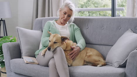 Zufriedene-ältere-Frau,-Die-Zu-Hause-Auf-Dem-Sofa-Sitzt