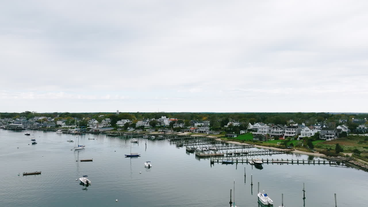 Drone aereo che vola sopra il porto di Edgartown a Martha's Vineyard