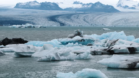 冰山在冰島的jokulsarlon冰川上脫落, 漂浮在<unk>湖中