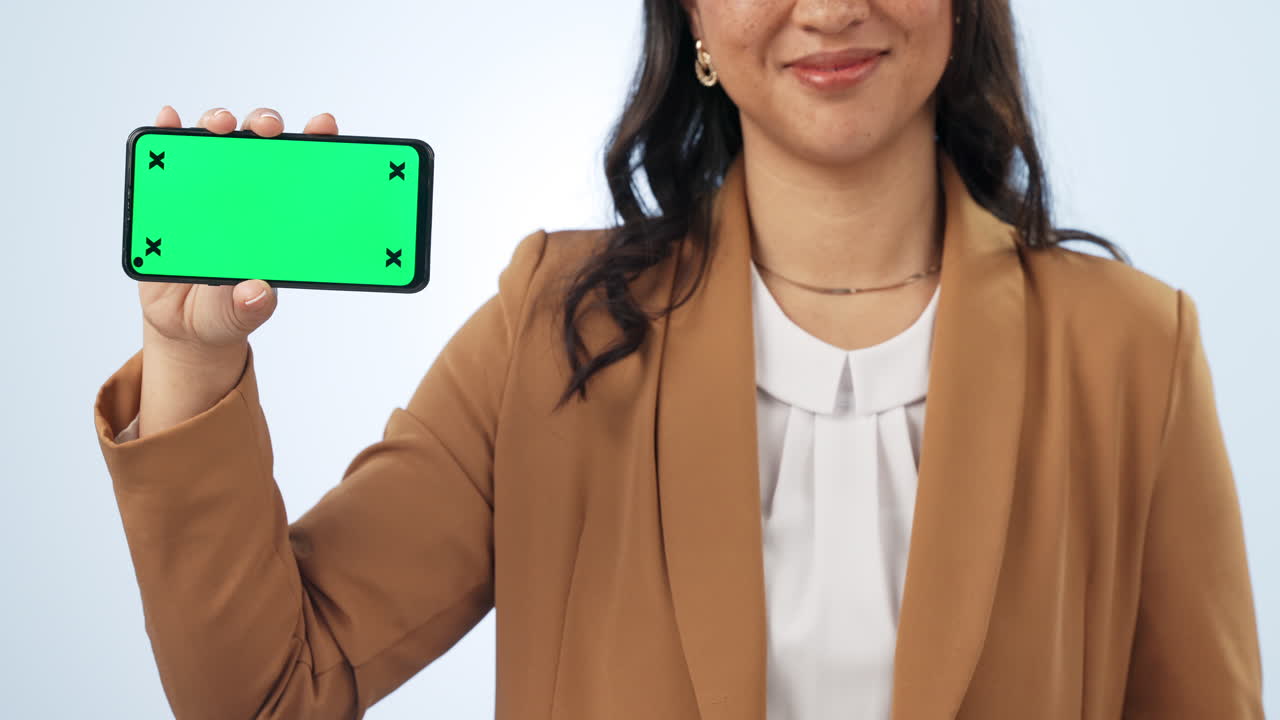 feliz, mujer y señalando al teléfono