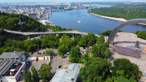 Wunderschönes-Luftbild-Des-Flusses-Dnipro-Im-Hintergrund-Und-Fußgänger--Und-Fahrradbrücke-über-Den-Wladimirski-Abstieg-In-Der-Nähe-Des-Freiheitsbogens-Im-Vordergrund