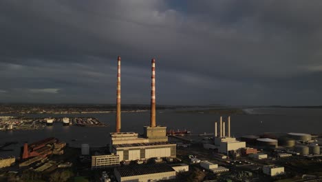 Vista-Aérea-De-Las-Antiguas-Chimeneas-De-La-Estación-Generadora-Poolbeg-En-Dublín-Irlanda-En-Un-Clima-Nublado