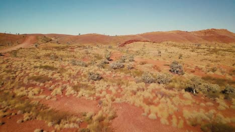 drone aéreo volando hacia la formación rocosa del desierto australiano