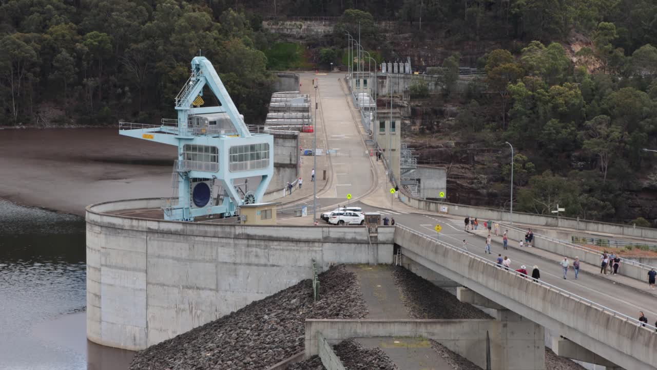 warragamba 댐 시드니 호주의 댐 벽을 내려다 보면서