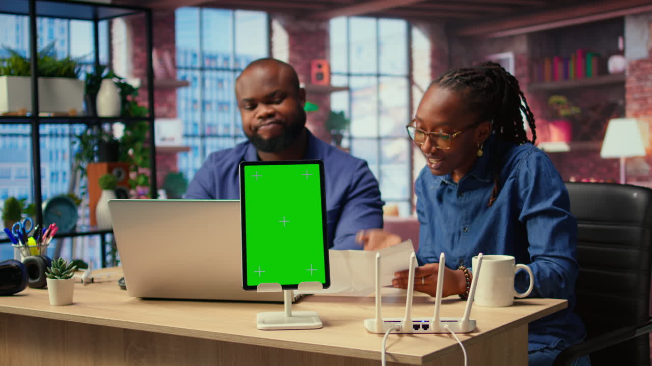 una pareja afroamericana peleando mientras arreglan la configuración de wi-fi junto al espacio de copia