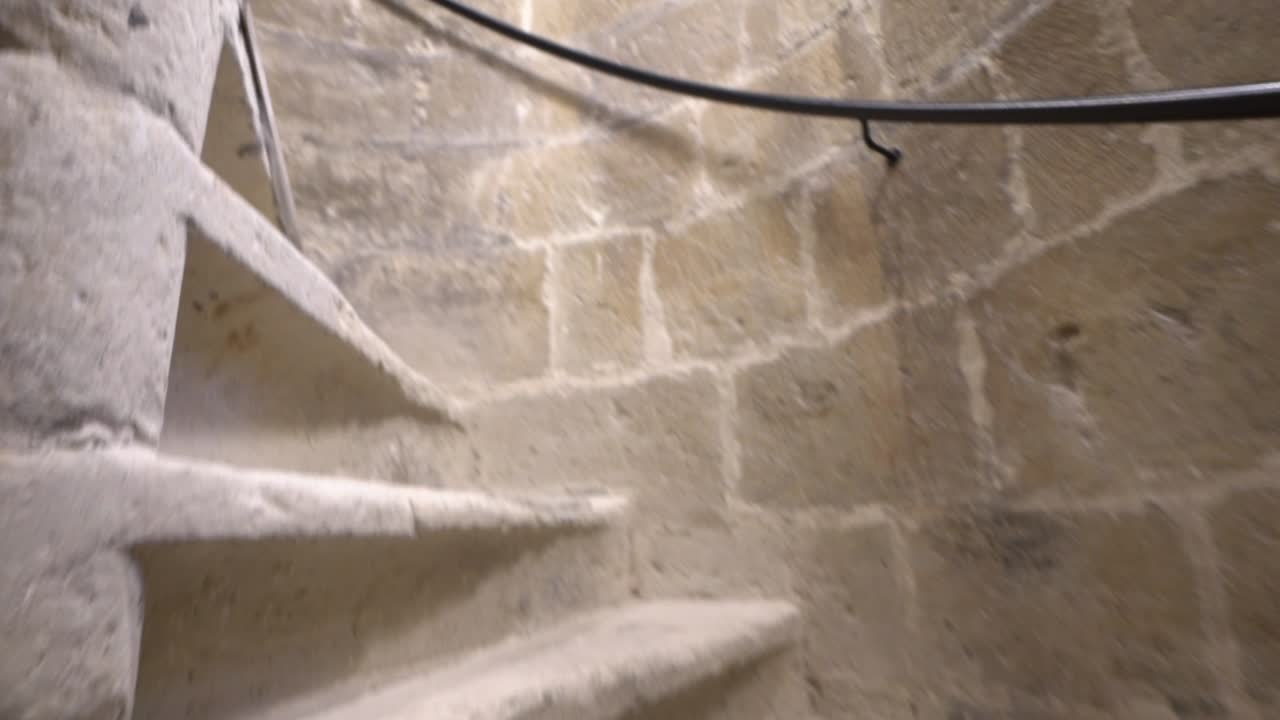 Salire su una scala a chiocciola in cemento in un vecchio edificio