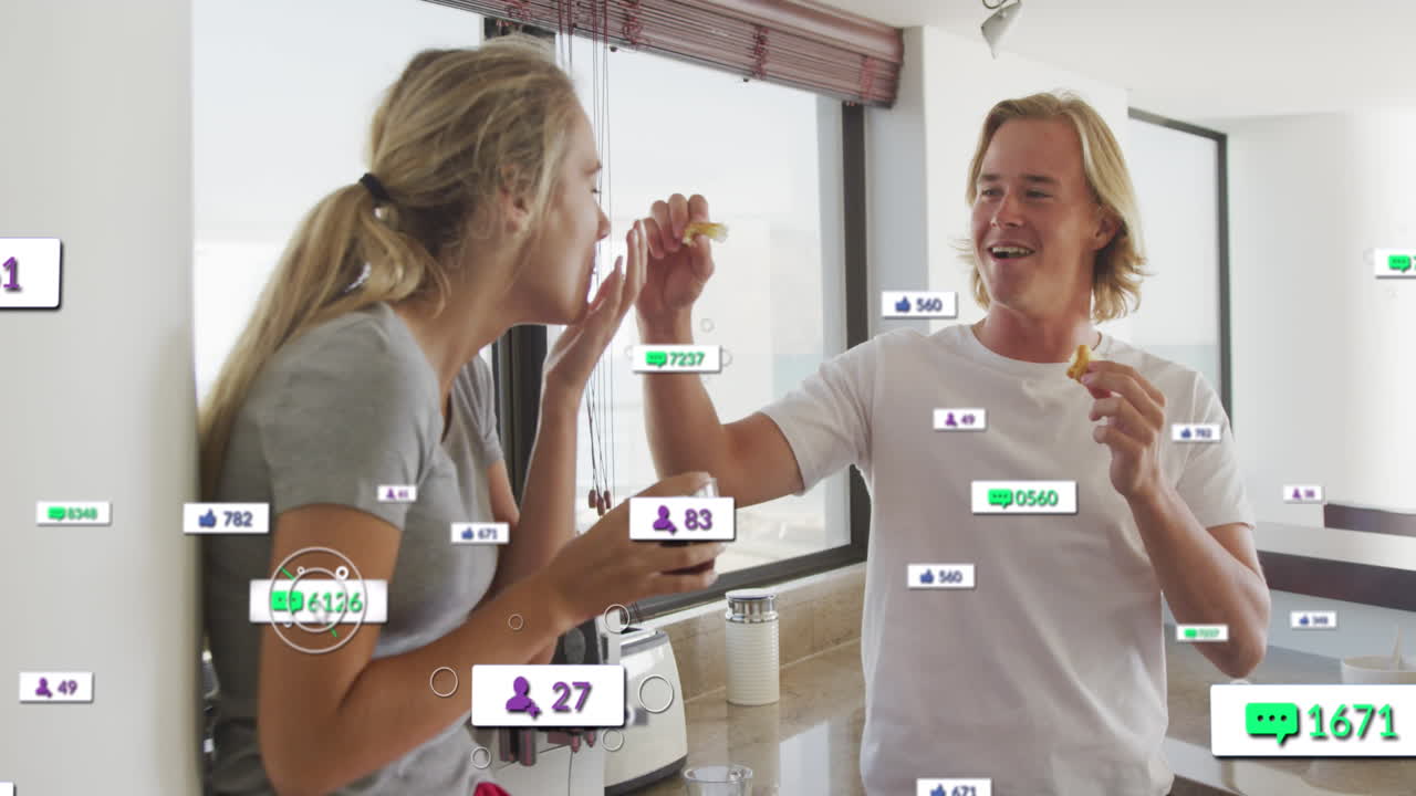 анимация икон социальных сетей на баннерах над счастливой кавказской парой, едящей и смеющейся