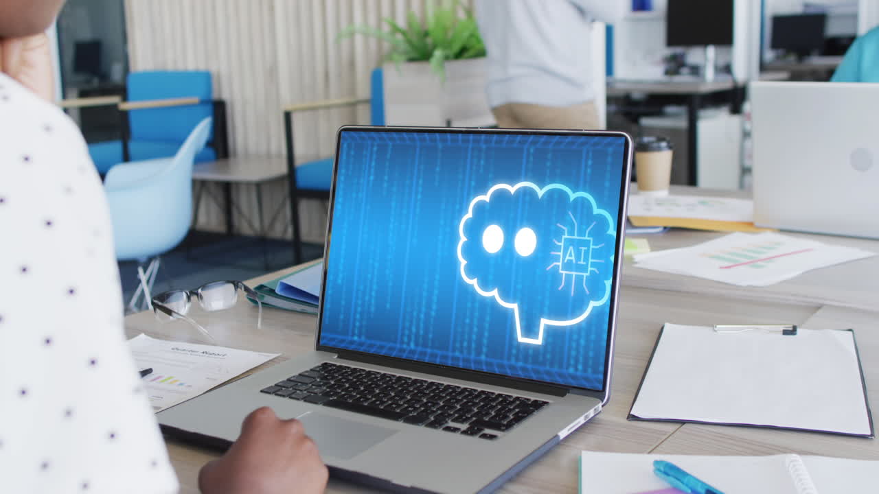 스크린에서 ai 채팅과 함께 노트북을 사용하는 아프리카계 미국인 여성의 구성