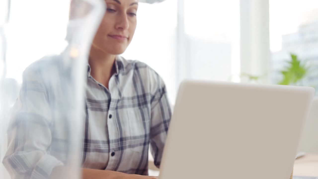 mujer de negocios trabajando en una computadora portátil