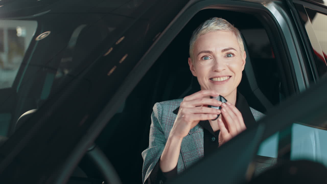 행복 한 여자 가 새 차 를 받는다