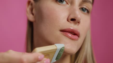 mujer aplicando un rodillo facial
