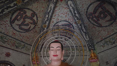 un primer plano de la cabeza de una estatua de buda en la pagoda linh phuoc en da lat, vietnam