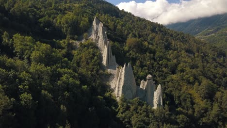 Rotierende-Drohne,-Die-In-4k-Um-Die-Pyramiden-Von-D&#39;Euseigne-Im-Val-D&#39;Herens-In-Der-Schweiz-Geschossen-Wurde