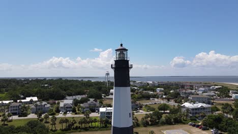 Tybee-Island-Lighthouse-Drone-Loop-En-Tybee-Island-Georgia,-Millas-Del-Centro-De-Savannah,-Ga