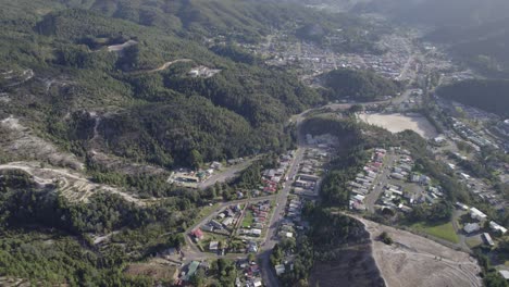 Townscape-With-Rugged-Mountains-And-Historic-Mining-Heritage-Near-Queenstown-Oval-In-Queenstown,-Tasmania