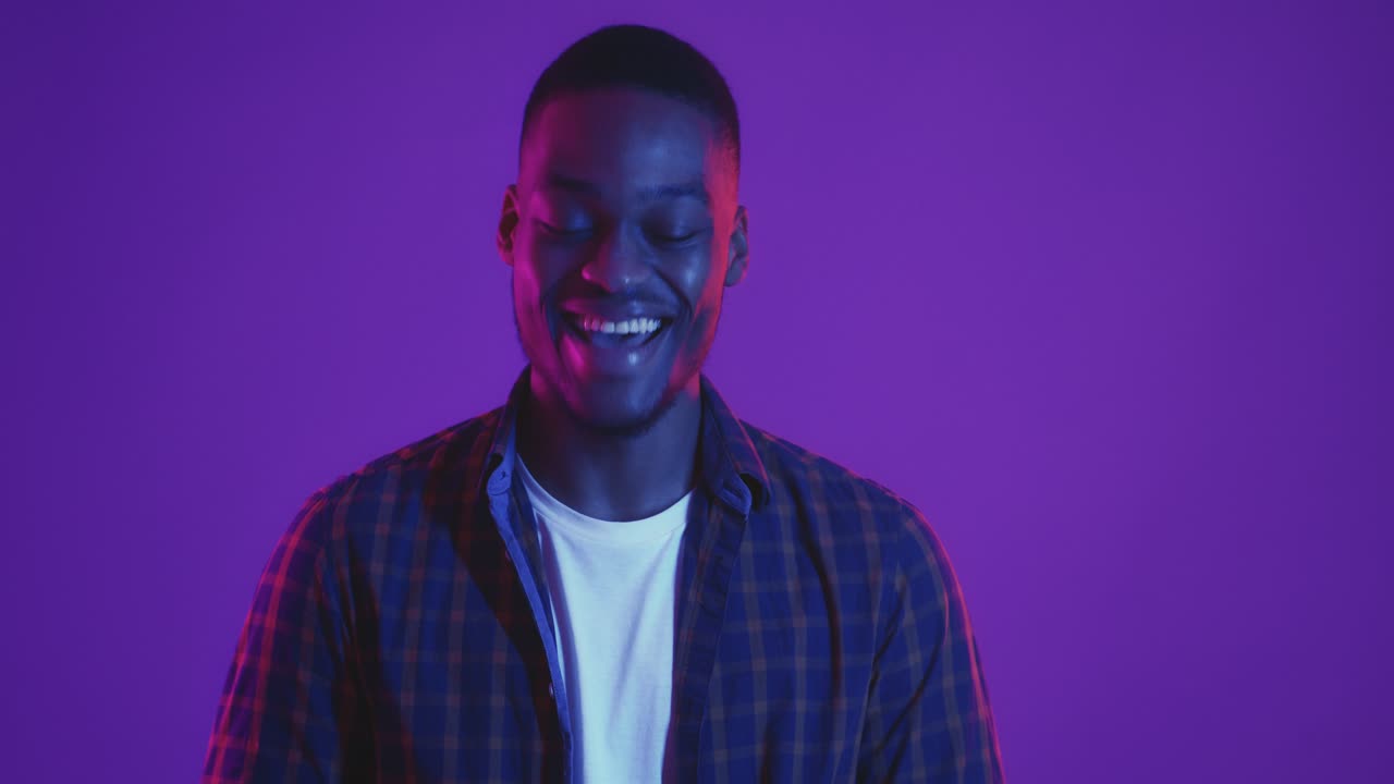 Uomo sorridente in camicia a quadri