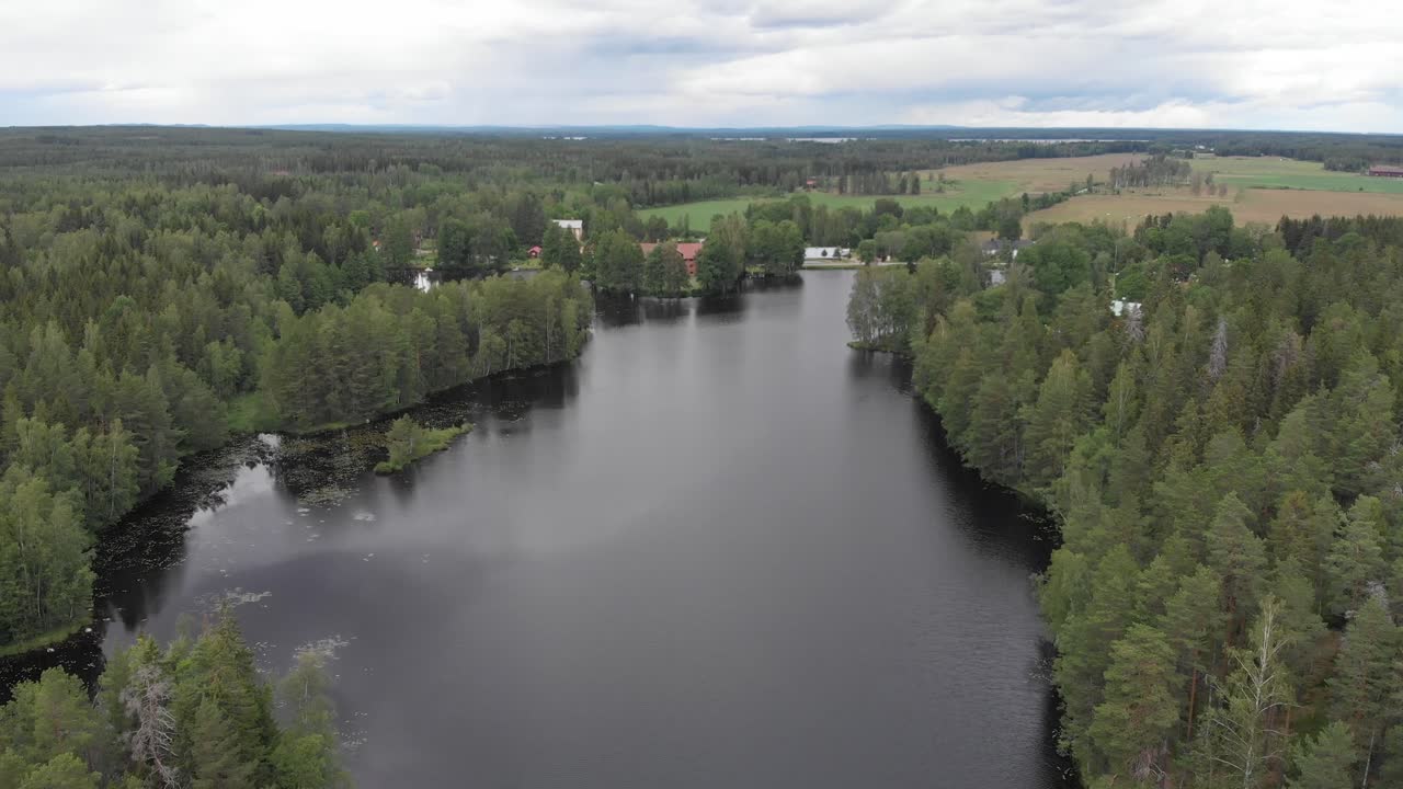 Ilmakuva Nedre Dammen -järvestä Gammelstillassa, Gästriklandissa, Ruotsissa, ja pieni saari Skoluddenin edustalla.