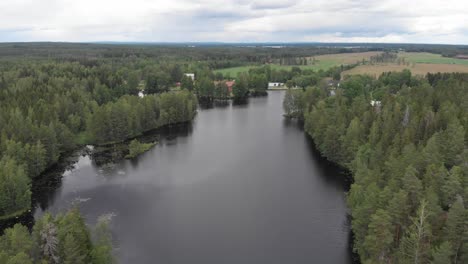 Vista-Aérea-Del-Lago-Nedre-Dammen-En-Gammelstilla,-Gästrikland,-Suecia-Con-La-Pequeña-Isla-En-Las-Afueras-De-Skoludden