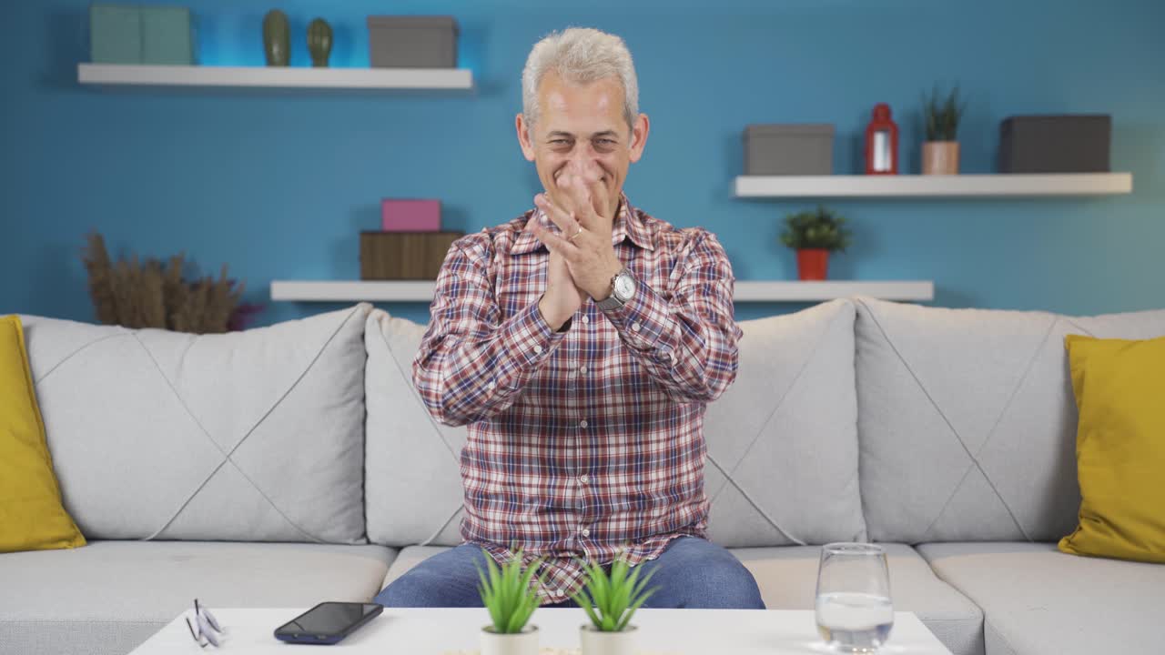 Uomo che saluta e applaude alla telecamera