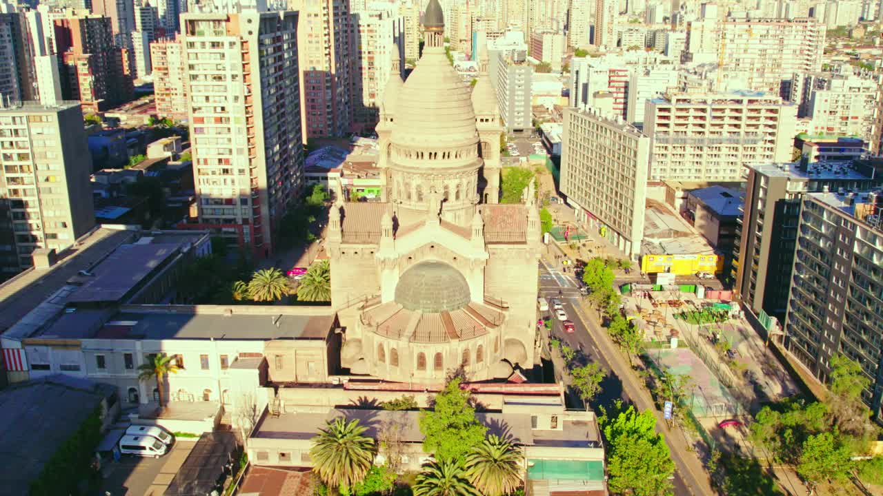 칠레 산티아고에서 산맥을 배경으로 한 주거 지역에 있는 로스 사크라멘티노스 교회 (los sacramentinos church) 의 트 업을 확립하는 항공 사진