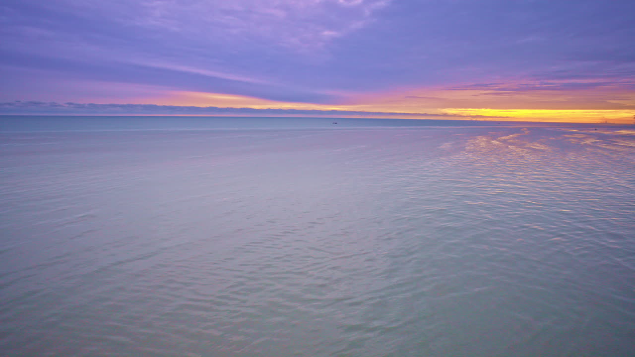 Sorvolo mattutino cinematografico del Loop e della costa del Lago Michigan.